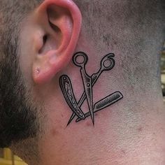 Cut Throat Razor Tattoo, Simple Neck Tattoos, Tattoo Art Design, Barber Style, Barber Tattoo, Barber Man, Card Tattoo Designs, Crown Tattoo Design, Barber Pole