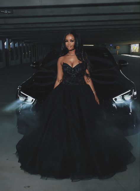 Black Dress Prom Black Women, Black Prom Photoshoot, Prom Inspo Pictures Solo, Prom Inspo Pictures Black, Prom Pictures Black People, Bad Prom Dresses, Prom Aesthetic Photography, Black Prom Dresses Black Women, Md Poses