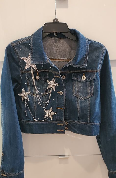 Jeweled Jean Jacket, Diy Jean Jacket Ideas Rhinestone, Denim Jacket Design Ideas, Denim And Diamonds Outfit, Denim Party, Knitting For Beginners Videos, Diy Denim Jacket, Denim Crafts Diy, Custom Denim Jacket