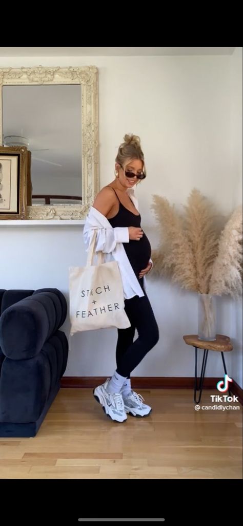 Pregnant Travel Outfit, Pregnancy Airport Outfit, Pregnant Airport Outfit, Small Baby Bump Outfits, First Trimester Outfits, Second Trimester Outfits, Bump Fits, Early Pregnancy Outfits, Outfit Pregnant