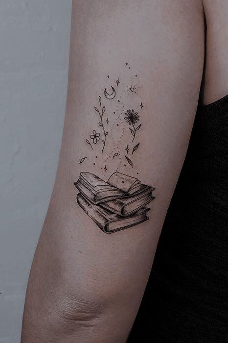 Graduation Tattoo Ideas, I Have Lived A Thousand Lives Tattoo, Booklover Tattoo, Book Tattoo Ideas, Book Inspired Tattoos, Book Lover Tattoo, Bookish Tattoos, Fantasy Tattoos, Tattoos For Lovers