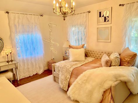 Teen girl's room transformed in one afternoon with with RH Teen Devyn Tufted Daybed and Velvet Linens. Full Room Ideas, Tufted Daybed, Full Daybed, Day Beds, Teen Bedrooms, Rh Teen, Teen Girl Room, Teen Girl Bedroom