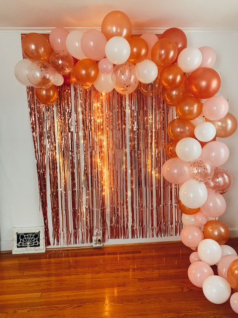 Rose Gold Engagement Party Decorations, Rose Gold 21st Birthday Ideas, Engagement Party Dessert, Engagement Party Dessert Table, Rose Gold Engagement Party, Engagement Party Balloons, Gold Engagement Party, 30th Bday Party, Photowall Ideas