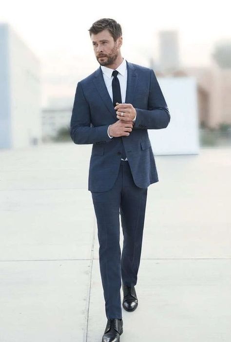 Guys look their finest in a suit. Check out these 15 guys who look amazing in suits.   #ChrisHemsworth #ChrisHemsworthSuits #classymen Hemsworth Brothers, Boss Suits, A Man In A Suit, Man In A Suit, Chris Hemsworth Thor, Classy Men, Liam Hemsworth, Men’s Suits, Mens Fashion Suits