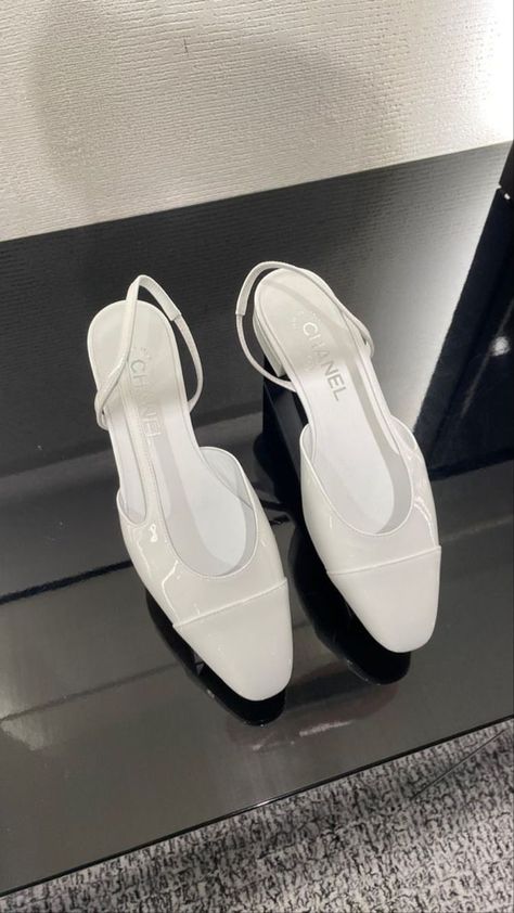 Chanel Slingback Flats, Chanel Pumps, Chanel Heels, Chanel Slingback, Happy Shoes, Expensive Shoes, Shoes Heels Classy, Shoe Wishlist, Black Shoes Women