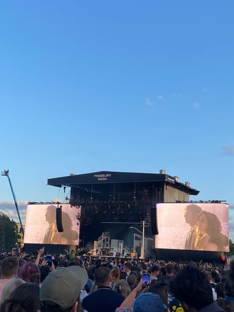 the 1975 at finsbury park The 1975 Finsbury Park, 1975 Aesthetic, Finsbury Park, Matty Healy, The 1975, 4 Life, Good Vibes, England, London