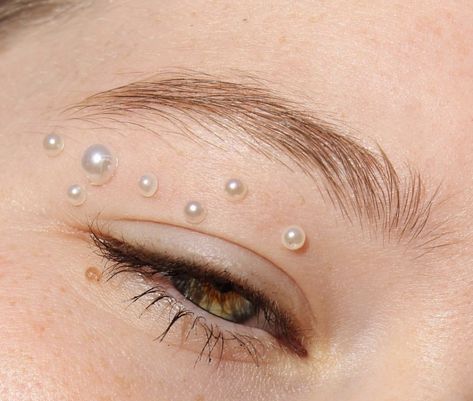 Pearl Makeup Hooded Eyes, Pearl Makeup Aesthetic, Pearl Rhinestone Makeup, Face Pearls Makeup, Eye Makeup With Pearls, Makeup With Pearls, Pearl Makeup Looks, Pearl Eye Makeup, Pearl Makeup