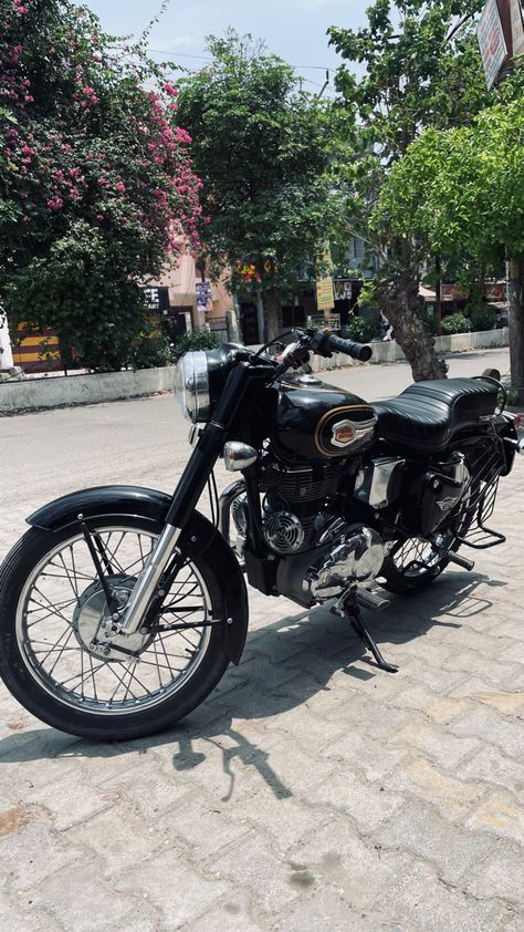 Bullet Bike Royal Enfield Snap Story, Royal Enfield Snap, Bullet Snap, Bike Snap, Pehla Pyaar, Best Friend Cake, Fake Aesthetic, Bullet 350, Classic 350 Royal Enfield