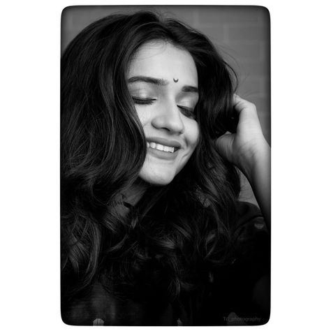 Marathi Look, Hruta Durgule Hd Photos Instagram New, Hruta Durgule, Smile Photography, Selfie Photography, Spring Girl, Indian Photoshoot, Self Portrait Poses, Cute Love Wallpapers