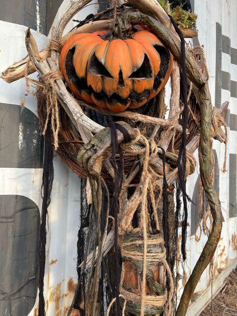 Pumpkin Wreath Form Carriage, Evil Jack O Lantern, Victorian Halloween Decorations, Chic Halloween Decor, Halloween History, Victorian Halloween, Pumpkin Decorating Contest, Pumpkin Display, Halloween Witch Decorations