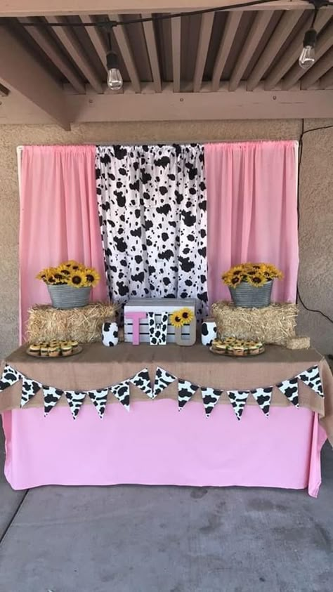 Cow birthday farm girl Cow Baby Shower Theme, Cow Birthday Party, Cow Birthday Parties, 2nd Birthday Party For Girl, Barnyard Birthday Party, Cow Baby Showers, Farm Theme Birthday, Farm Baby Shower, Farm Animals Birthday Party