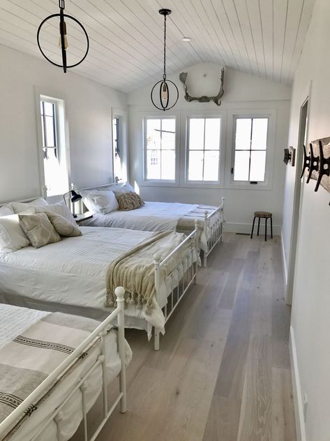 Farmhouse Bedroom Colors, Traditional Bedroom Sets, Modern Rooms, Bunk Rooms, Bunk Bed Designs, Farmhouse Modern, Unique Farmhouse, Bedroom Photos, Bunk Room