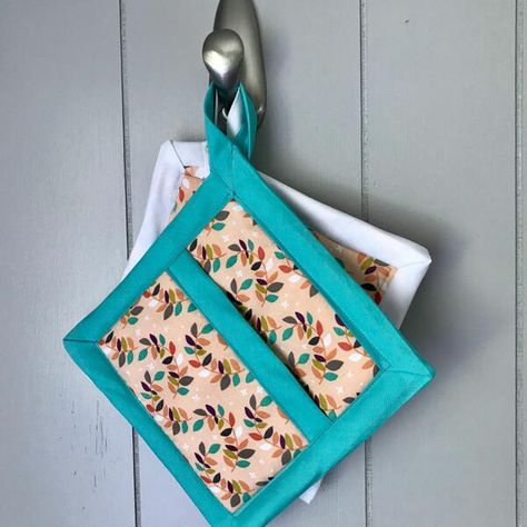 Easiest Square Hot Pads With Hand Pockets Fabric Shears, Diy Sewing Tutorials, Potholder Patterns, Leftover Fabric, Hot Pad, Sewing Projects For Beginners, Foam Crafts, Easy Sewing Projects, Crafty Projects