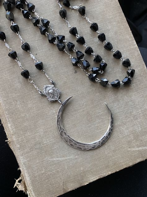 Black Rosary Necklace, Black Rosary, Jewelry Goth, Goth Vintage, Dark Jewelry, Goth Necklace, Antique Silver Jewelry, Vintage Goth, Layered Necklaces Silver