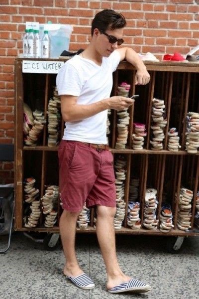 Maroon Shorts, Basic Fashion, Mens Summer Outfits, Famous Outfits, Burgundy Shorts, Simple Summer Outfits, Hipster Man, Stylish Mens Outfits, Outfit Trends