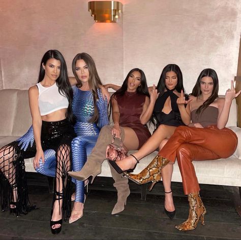 Stylizacje Kylie Jenner, Kim Khloe Kourtney, Estilo Kardashian, Kim And Kourtney, Estilo Kylie Jenner, Jenner Sisters, Kardashian Family, Kylie Kristen Jenner, Jenner Outfits