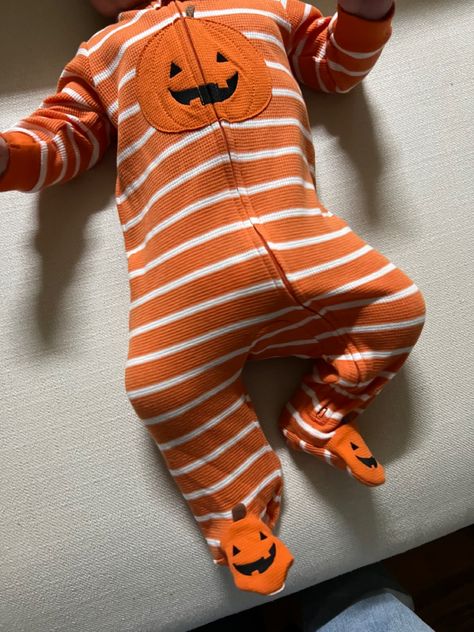 #fall #baby #babyfall #outfitstyle #onesie #babyboy #october #september #vibe #firsttimmom #boymom #momlife #pumpkin #orange #baby #infant #aesthetic Family Halloween Aesthetic, Fall Baby Aesthetic, Infant Aesthetic, Pumpkin Onesie, Orange Baby, Halloween Aesthetic, Fall Baby, Mommy Life, Family Halloween