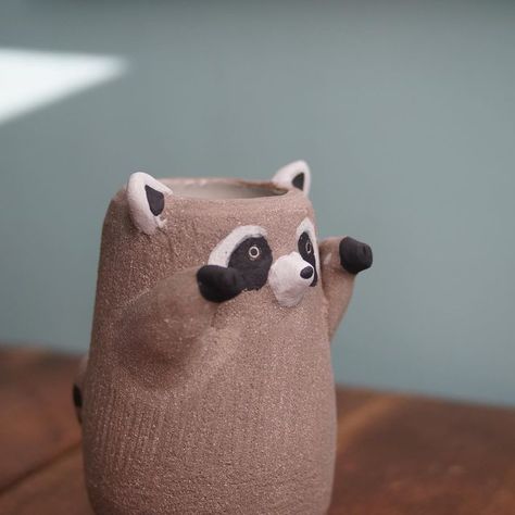 Clay Planter Ideas, Animal Pottery Ideas, Pottery Animals Handbuilt, Ceramic Animals Sculpture, Animal Pinch Pots Ceramics, Pottery Ideas Handbuilt, Animal Pinch Pots, Animal Pottery Pinch Pots, Clay Raccoon