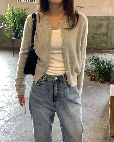 Button Up Shirt Outfit Layer, Hello My Twenties Outfits, Jeans White Shirt Outfit, Layered Shirts Outfit, White Tee And Jeans Outfit, Fit Jeans Outfit, Ootd Cardigan, Cardigan Outfit Ideas, Uniqlo Women Outfit