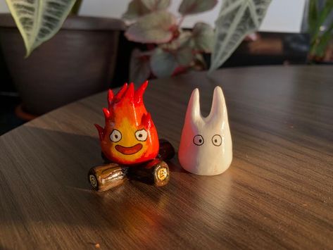 Clay Ghibli Crafts, Studio Ghibli Sculpture, Ceramic Calcifer, Calcifer Clay, Air Dry Clay Sculpture Ideas, Air Dry Clay Animals, Totoro Clay, Diy Air Dry Clay Projects, Totoro Crafts