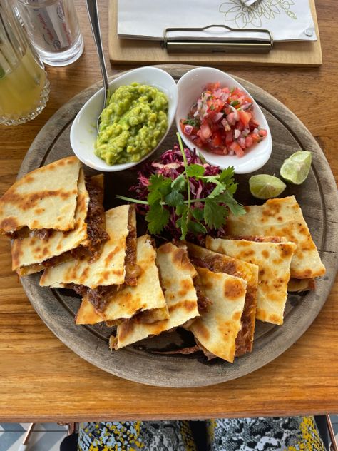 Mexican Restaurant Dishes, Mexican Cuisine Aesthetic, Quesadilla Plating, Mexican Restaurant Instagram Feed, Quesadillas Aesthetic, Quesadilla Aesthetic, Mexican Food Aesthics, Mexican Night Party, Lunch Aesthetic Restaurant