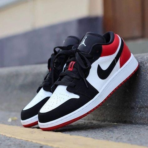 Teen Boy Shoes Nike Air Jordans, Gucci Men Shoes Sneakers, Coolest Shoes, Nike Jordans, Jordans Shoes, Trendy Shoes Sneakers, Nike Fashion Shoes, Jordan Shoes Girls, Preppy Shoes