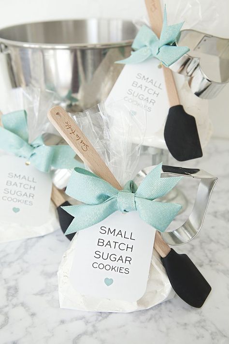 DIY - Small Batch Sugar Cookie Mix Favor with free printable tag.  Add a mini-spatula and heart cookie cutter.  Adorable gift/favor idea. Wedding Shower Favors Diy, Small Batch Sugar Cookies, Diy Sugar Cookies, Baby Shower Hostess Gifts, Unique Bridal Shower Favors, Bridal Shower Favors Diy, Shower Hostess Gifts, Sugar Cookie Mix, Wedding Favors And Gifts