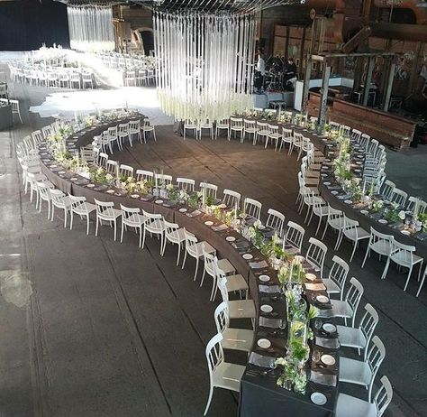 Go extra miles with your wedding decor like with this unique tablescape! We just left with no word seeing this curvy seating arrangement that totally gives a modern and cool vibe to the whole set. It is indeed different but still intimate and elegant! Are you inspired by this too? Double tap and tag your friends right now!  Event Design @fulbill / Event Planners @shesaidspectacular @gabspectacular / Florals @stemzflowers @feestemz @lulolily / Venue @evergreen_brick_works / Catering @graydonha... Wedding Reception Seating Arrangement, Wedding Table Layouts, Seating Arrangement Wedding, Wedding Reception Layout, Ceremony Outdoor, Reception Layout, Wedding Indoor, Wedding Reception Seating, Wedding Ceremony Ideas