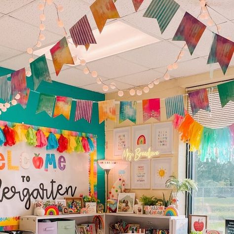 Madison Breedlove on Instagram: "New year… New name… New room… New kindergarten baby dragons… I can’t wait! 🥰💚🐉🌈 #classroom #teacher #kindergarten #class #kindergartenclass #classroomdecor #kindergartenteacher #kindergartenclassroom #kinder #classroomsetup #classroomlibrary #classroomorganization #teachersofinstagram #teacherlife #teacherstyle #teach #classdecor #classroominspiration #rainbowclassroom" Kindergarten Classroom Design, Kindergarten Classroom Decor, Daycare Room, Baby Dragons, Art Studio Design, Classroom Teacher, Kindergarten Class, Class Decoration, Creative Classroom