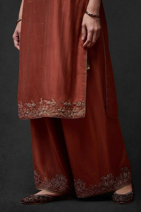 Good Earth Clothing, Indian Dress Patterns, Daman Design, Bride Indian, Velvet Dress Designs, Simple Kurta Designs, Pakistani Fashion Party Wear, Pakistani Dresses Casual, Casual Wear Dress