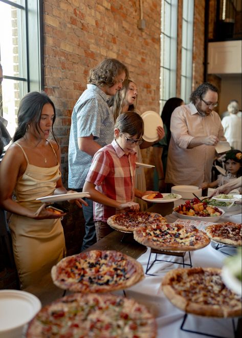 Casual Wedding Food Ideas, Wedding Food Unique, Casual Wedding Dinner, Pizza Display For Wedding, Inexpensive Wedding Reception Ideas, Wedding Pizza Bar Buffet, Wedding Food Pizza, Woodfire Pizza Wedding, Wedding Food Pasta