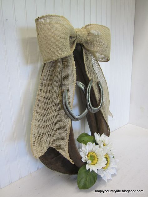 Simply Country Life: Horse Collar and Horseshoe Sunflower Wreath Horse Collar Ideas, Horse Collar Decor Ideas, Horse Collar Decor, Horseshoe Sunflower, Collar Ideas, Camp Decor, Horses Art, Horse Harness, Rustic Inspiration