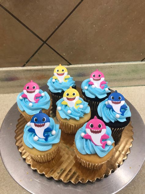 Baby Shark Cupcake Cake, Baby Shark Cupcakes, Shark Cupcakes, Kids Birthday Party Cake, Cakes Decor, Cap Cake, Shark Themed Birthday Party, Shark Birthday Party, Shark Themed