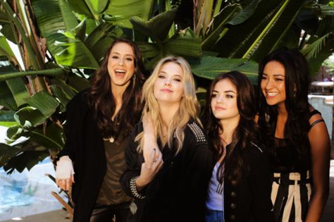 Troian Bellisario, Ashley Benson, Lucy Hale, Shay Mitchell <3 Pretty Little Liars Pll Cast, Hanna Marin, Spencer Hastings, Ashley Benson, Friendship Goals, Show Photos, Best Shows Ever, Pretty Little Liars, In Hollywood