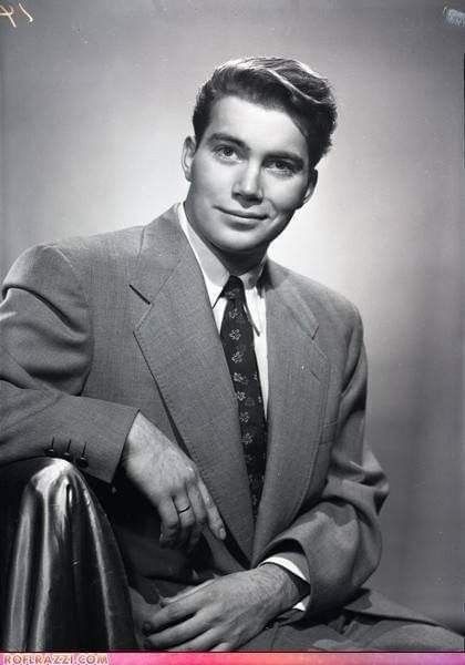 William Shatner, 1952 Young William, Star Trek Original Series, Star Trek Characters, Star Trek Original, William Shatner, Star Trek Universe, Star Trek Tos, Stephen Hawking, Famous Faces