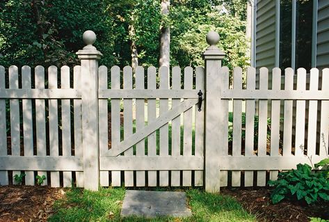 Entrance Decoration Ideas, House Garden Design, Picket Fence Gate, Wooden Fencing, Door Decoration Ideas, Wood Picket Fence, Fencing Options, Garden Gates And Fencing, Landscape Garden Design