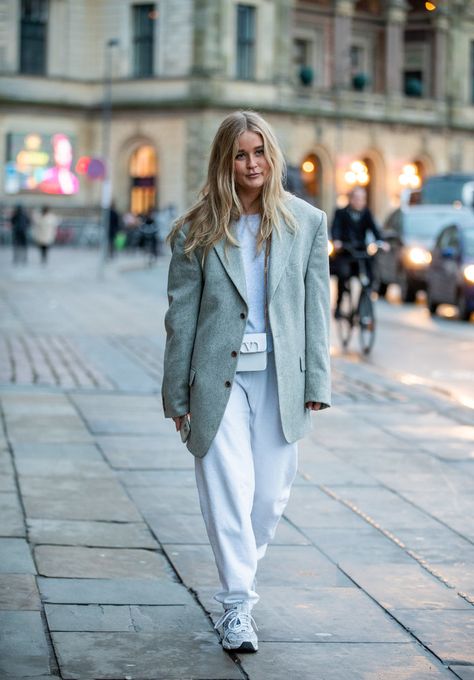 How To Wear Joggers, Copenhagen Fashion Week Street Style, White Tracksuit, Fashion Week Trends, Quoi Porter, Athleisure Trend, Skandinavian Fashion, Coat Trends, Copenhagen Style