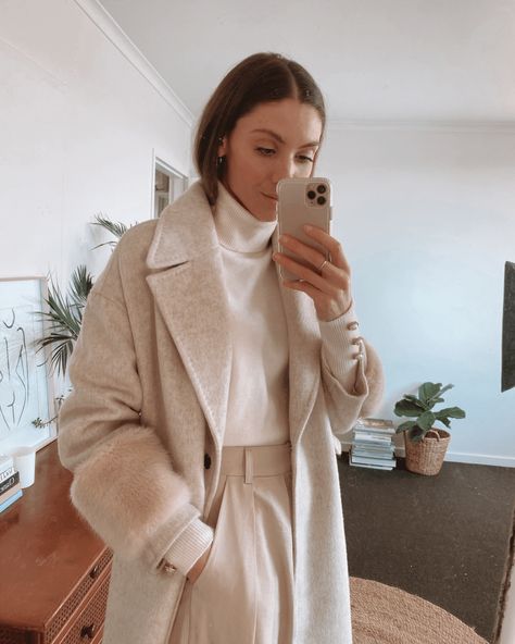 8 Cream Coat Outfit Ideas Winter Cream Outfits, Creme Coat Outfit, Cream Wool Coat Outfit, Cream Coat Outfit Winter, Cream Winter Outfit, Cream Coat Outfit, All Cream Outfit, Creme Outfit, Cream Jacket Outfit