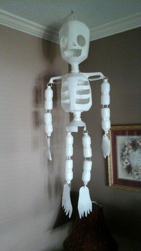 Milk Carton Skeleton, Pvc Skeleton Diy, Halloween Decor Skeletons, Skeleton Diy Projects, Skeleton Decoration Ideas, Skeleton Project, Skeleton Diy, Milk Jug Crafts, Diy Skeleton