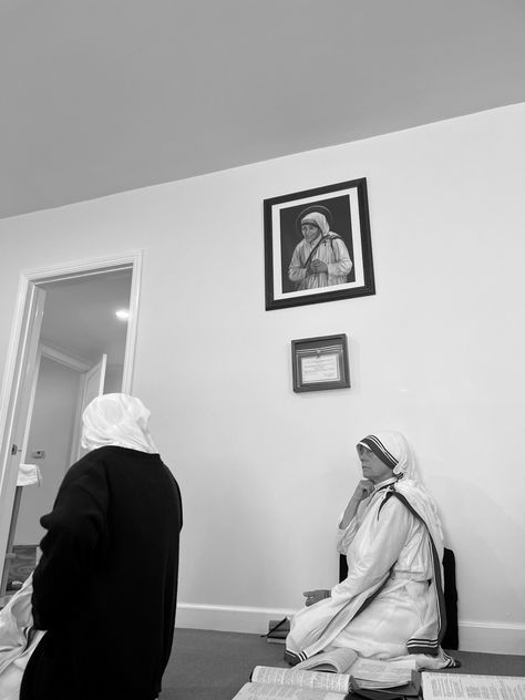 Praying holy hour with the missionaries of charity #Catholic #religious #sisters Catholic Lifestyle, Aesthetic Church, Holy Hour, Missionaries Of Charity, Roman Catholic, Jesus, Mirror Selfie, Lifestyle, Books