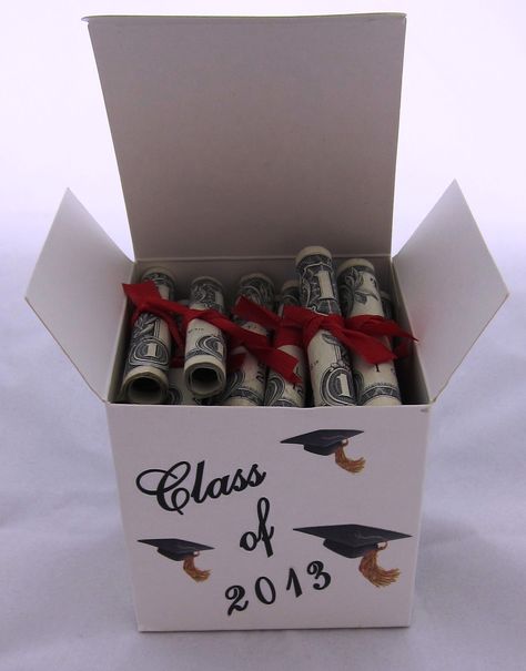 Give your graduates the roll of paper that they *really* want with these dollar-bill diplomas. #cashcrafts #gradgifts Graduation Money Gifts, Class Of 2013, Graduation Money, Creative Money Gifts, Graduation Caps, Diy Money, Cash Gift, Graduation Diy, Cadeau Diy