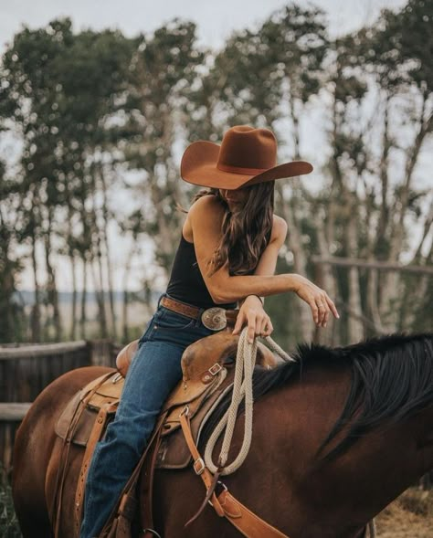 Creative Outdoor Photoshoot Ideas, Western Photoshoot Ideas, Western Photo Shoots, Cowgirl Photography, Outdoor Photoshoot Ideas, Horse Photoshoot Ideas, Horse Senior Pictures, Cowgirl Photoshoot, Horse Photography Poses