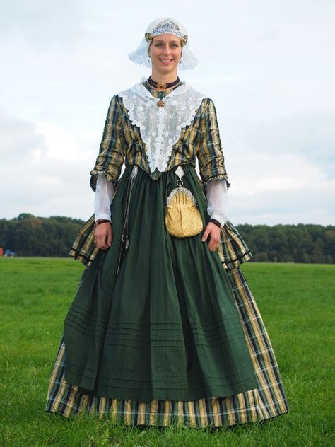 Traditional Dutch Clothing, Dutch Costume, Dutch Clothing, Dutch Culture, Mom Costumes, Dutch Fashion, Folk Clothing, Old Dutch, Pennsylvania Dutch