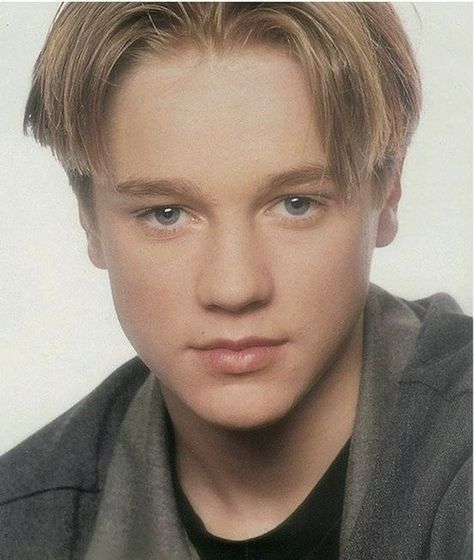 The 25 Most Important Middle Parts In History... I was in love with about 98% of this list. Devon Sawa, 80s Actors, Bowl Haircuts, 90s Hairstyles, Never Gonna, Middle Parts, 90s Kids, Cute Actors, Toddler Hair