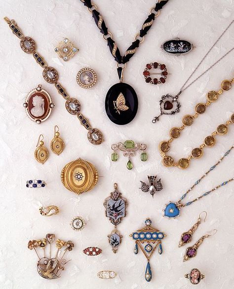 Various pieces of Victorian jewelry from the romantic ERA.....MAGICALLY BEAUTIFUL Victorian Steampunk Aesthetic, Victorian Life, Black Hills Gold Jewelry, Romantic Era, Victorian Aesthetic, Historical Jewellery, Aesthetic Jewelry, Fine Silver Jewelry, Victorian Steampunk