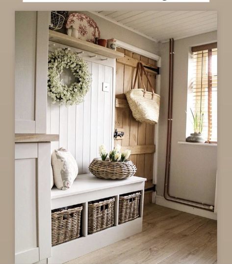 Flint Cottage, Bench With Baskets, Mudroom Decor, Mudroom Design, Hallway Designs, Country Interior, Small Apartment Decorating, Hall Decor, Cottage Interiors