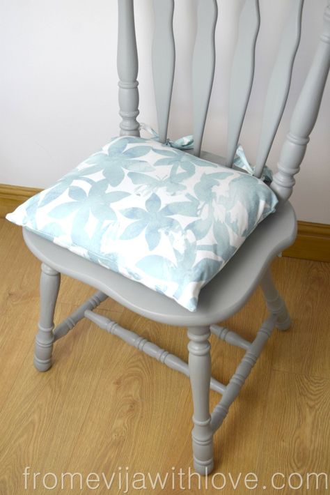 How to Make a Chair Cushion with Ties - From Evija with Love Seat Cushions Diy, Diy Chair Cushions, Kitchen Chair Pads, Dining Room Chair Cushions, Dining Chair Pads, Sewing Chair, Kitchen Chair Cushions, Sewing Cushions, Cute Cushions