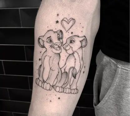 Disney Themed Tattoos Sleeve, Re Leone Tattoo, Lion King Tattoo Design, Simba And Mufasa Tattoo, Simba And Nala Tattoo Couple, Simba And Nala Tattoo, Sarabi And Simba Tattoo, Simba And Mom Tattoo, King Lion Tattoo