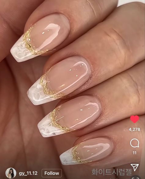 White And Gold French Tip Nails Coffin, Nail Designs With Gold Charms, Roaring 20s Nails, Gold Nails Coffin, Nails Gold Accent, Classy Gold Nails, French Tip With Gold, Nail Ideas Prom, Gold Acrylics