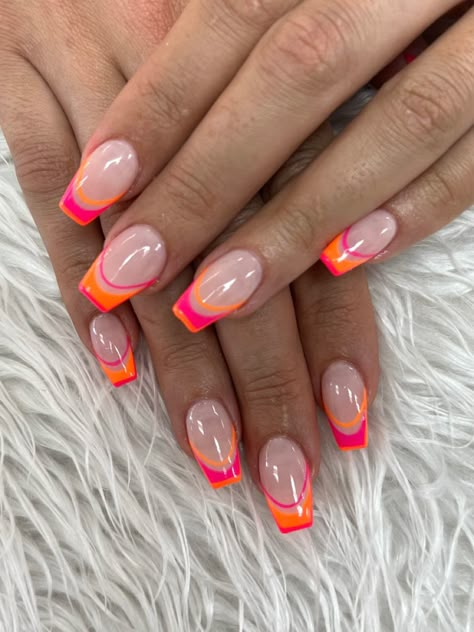 Acrylic Nail Designs Festival, Prom Nail Ideas Square, Bright Vacay Nails, Cute Summer Holiday Nails, Summer Gel Nails Square, Holiday Nail Inspo 2023, Neon Nails Tips, Vacation Nail Inspo Square, Vacay Nails Square